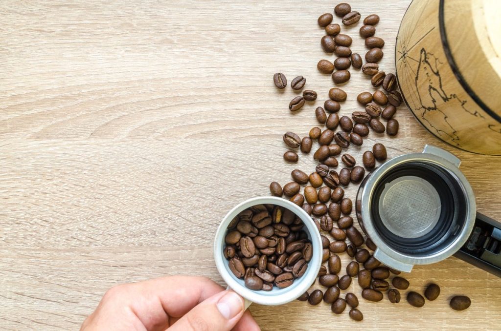 Portafiltru si boabe de cafea