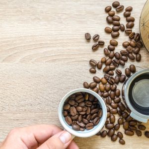 Portafiltru si boabe de cafea